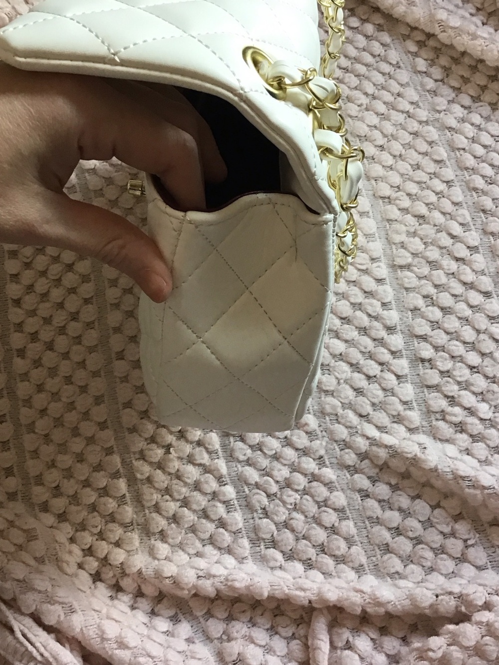 CHANEL White Quilted Shoulder Bag with Gold Chain - Picture 10 of 11